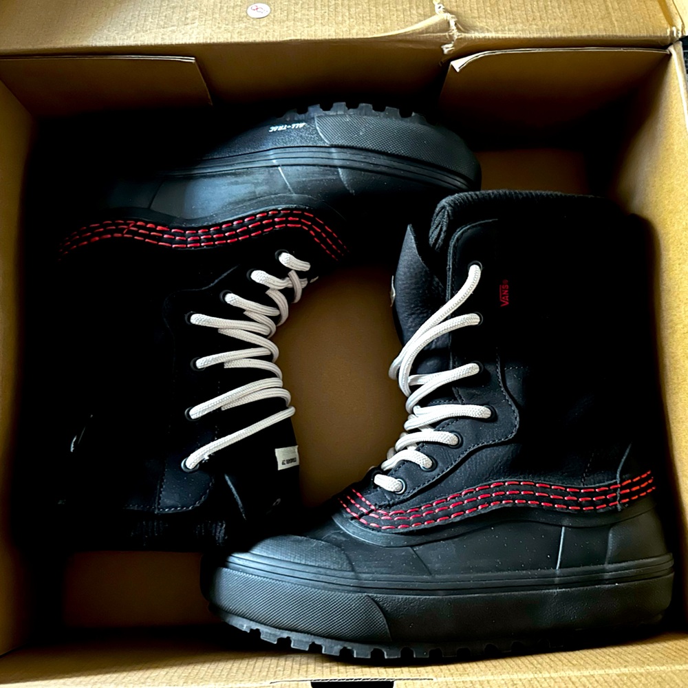 VANS X PARKER SZUMOWSKI COLLECTION
MOISTURE MANAGEMENT